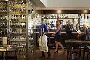 Serves lunch and dinner - Esplanade Hotel Fremantle by Rydges (Fremantle)