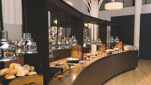 Una barra de buffet con diferentes opciones de comida y bebidas.