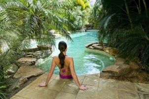 2 piscinas al aire libre, sombrillas, sillones reclinables de piscina