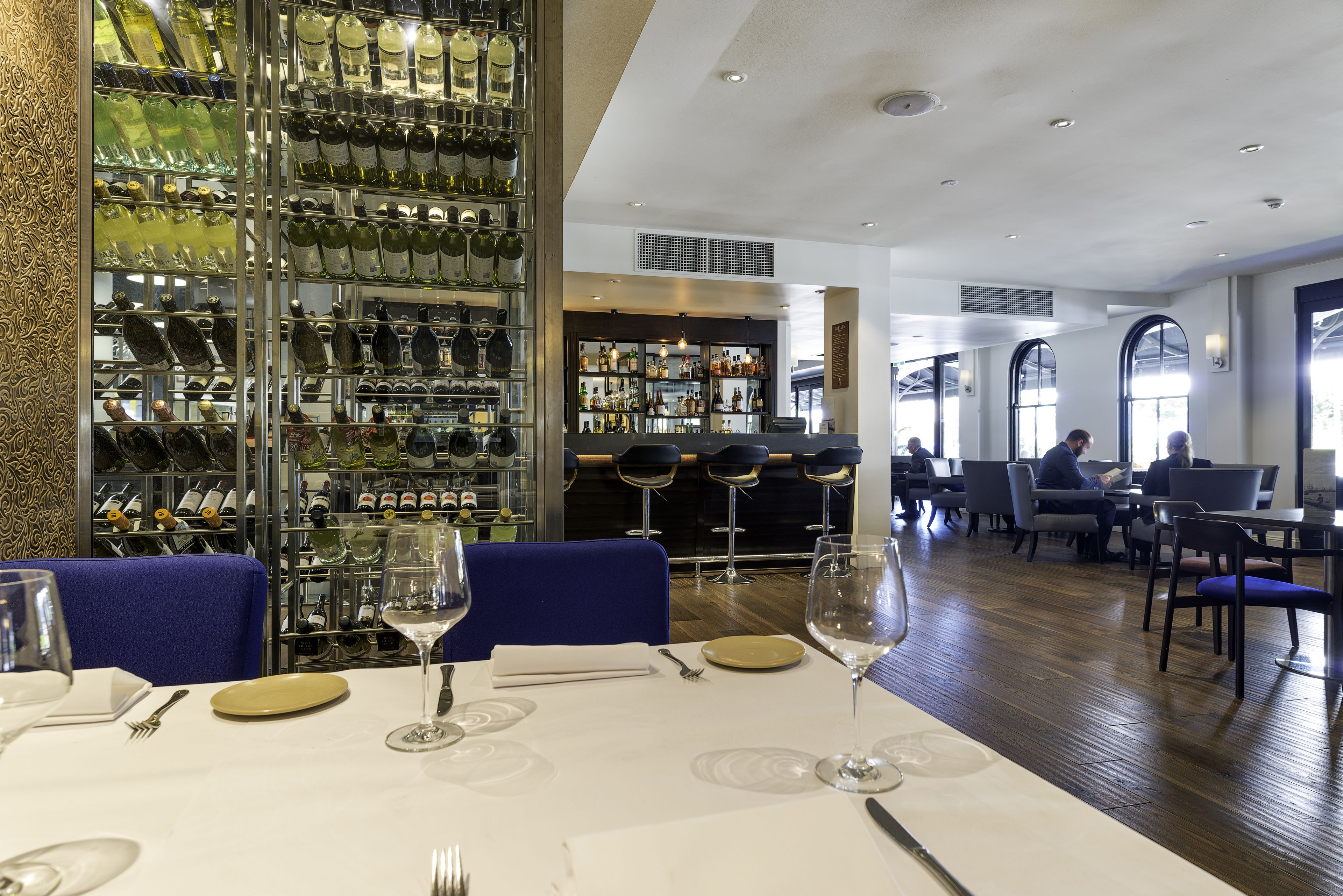 Un restaurant doté d’une cave à vin, de tables et d’un bar.