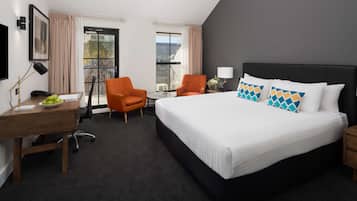 Sengetøy av topp kvalitet, senger med overmadrass og minibar