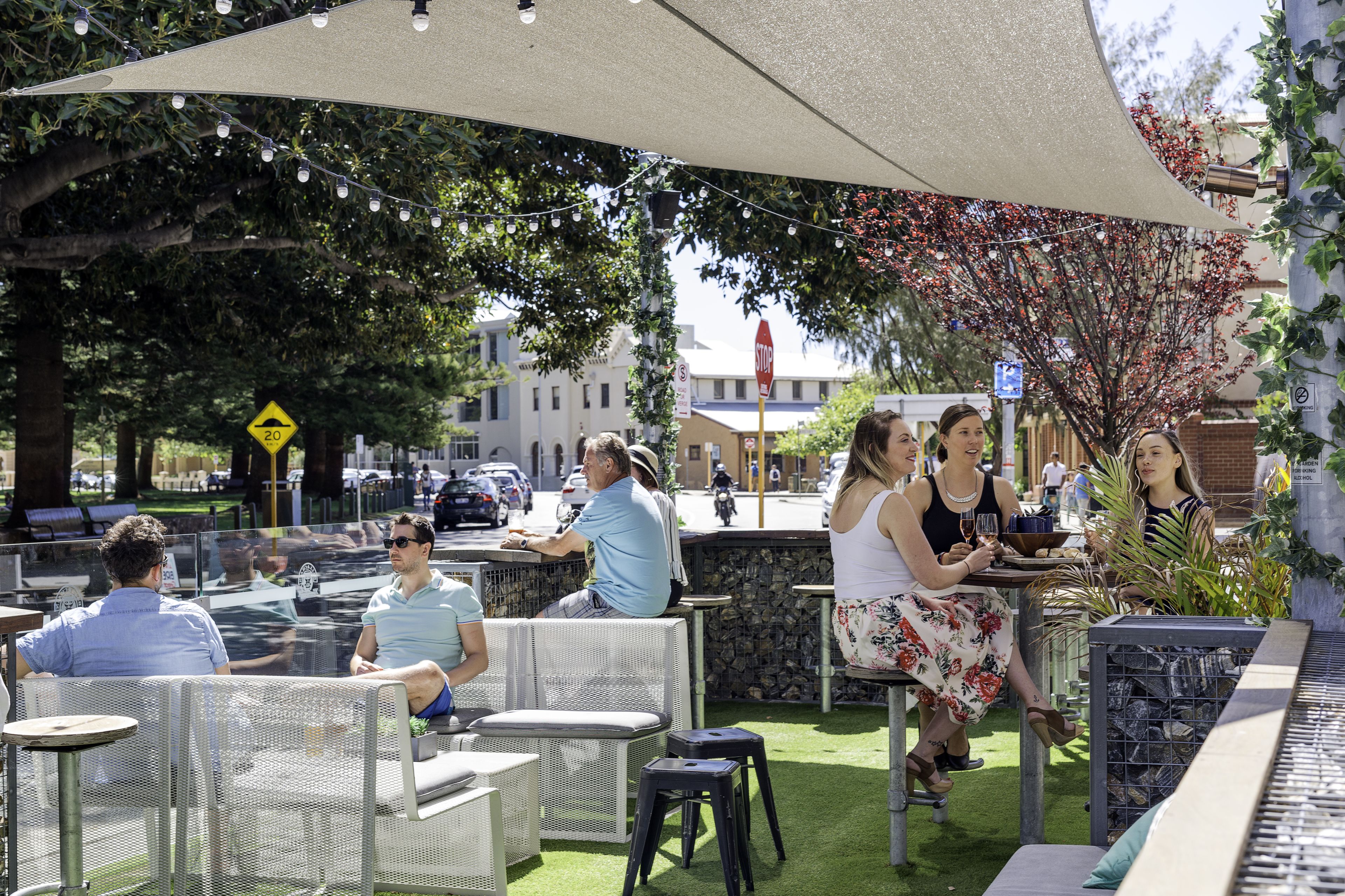 serves lunch and dinner