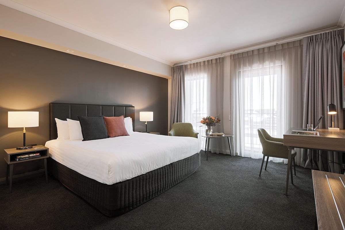 deluxe suite, 1 king bed | 1 bedroom, premium bedding, pillow-top beds, minibar
