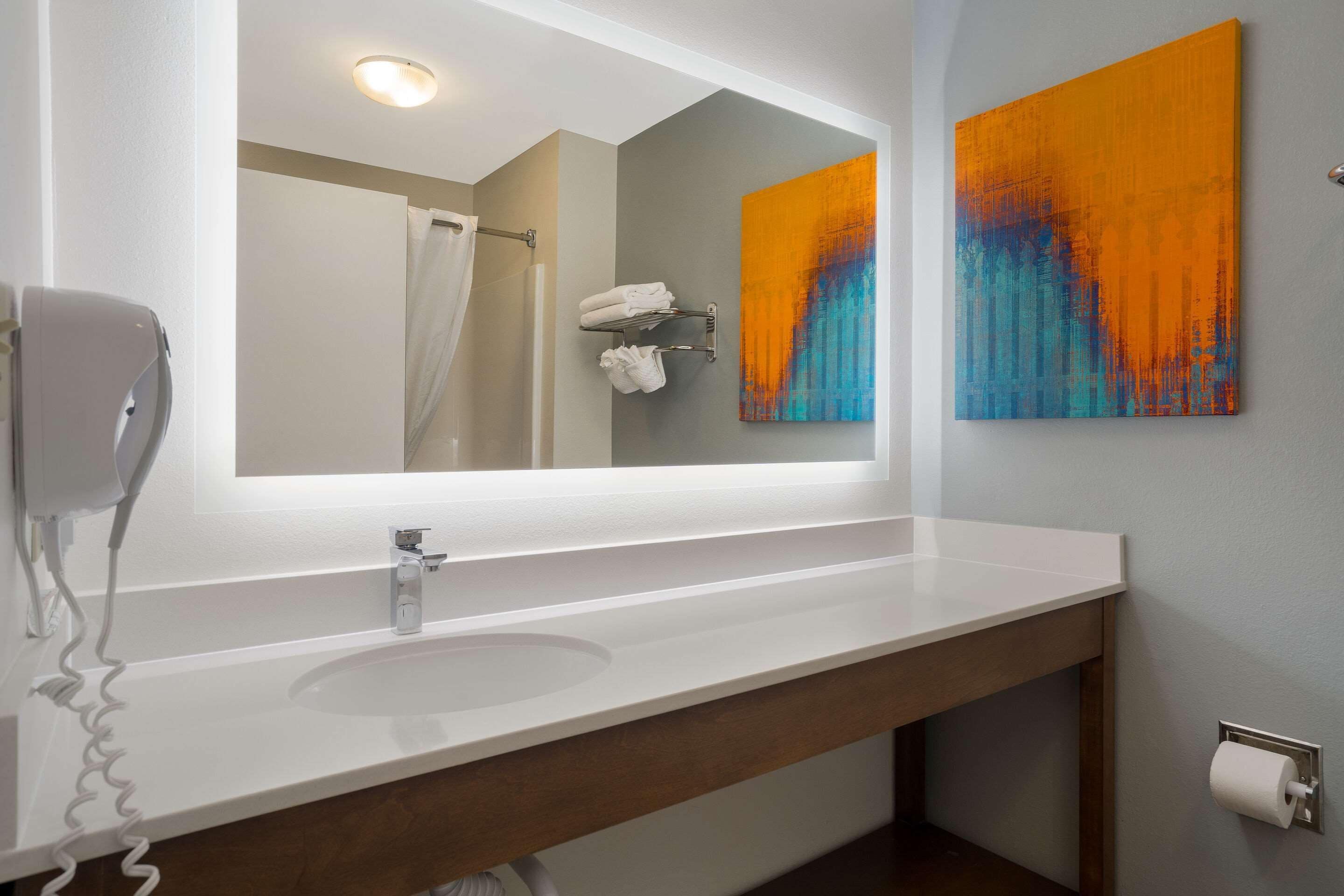 combined shower/bathtub, free toiletries, hair dryer, towels