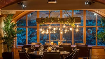 3 restaurants, breakfast served