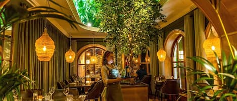 3 restaurantes; se sirven desayunos