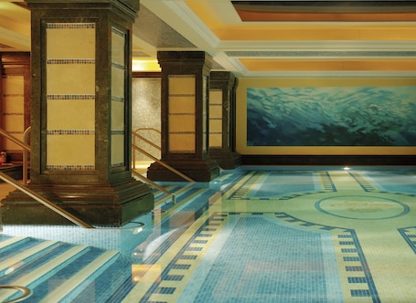Indoor pool. Killarney Plaza Hotel and Spa