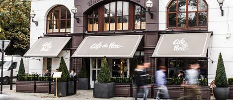 Un edificio con un letrero que dice "Window Lounge" y "Cafe du Parc".