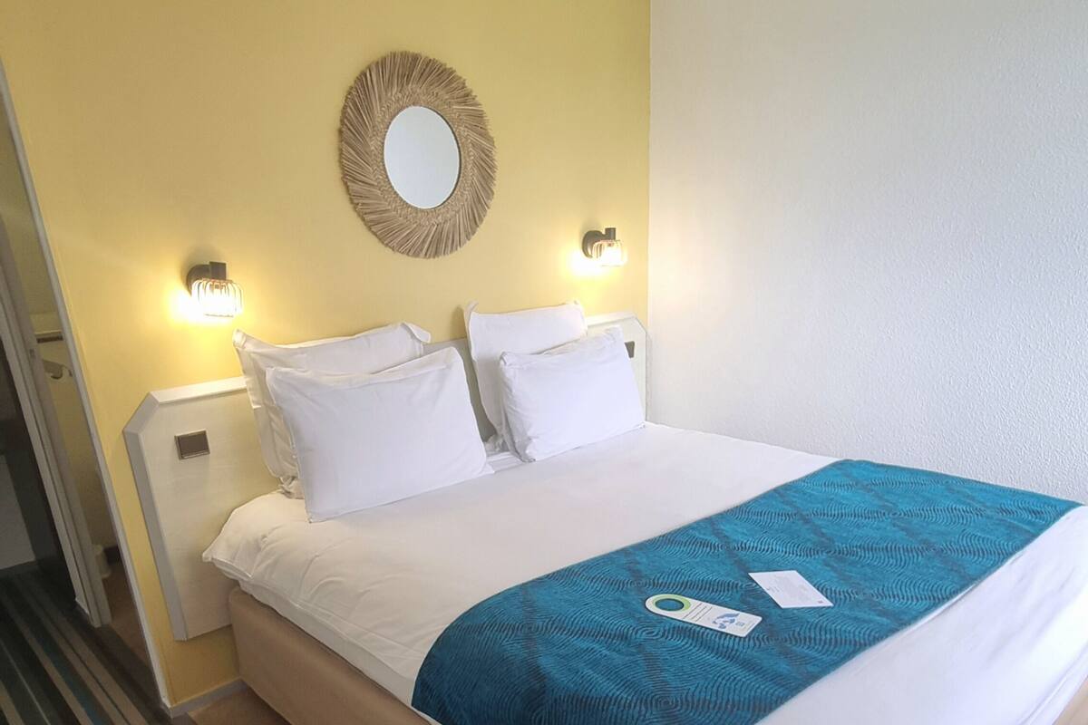 Standard Room, 1 Queen Bed, Non Smoking, Bathtub | Premium bedding, desk, laptop workspace, blackout curtains