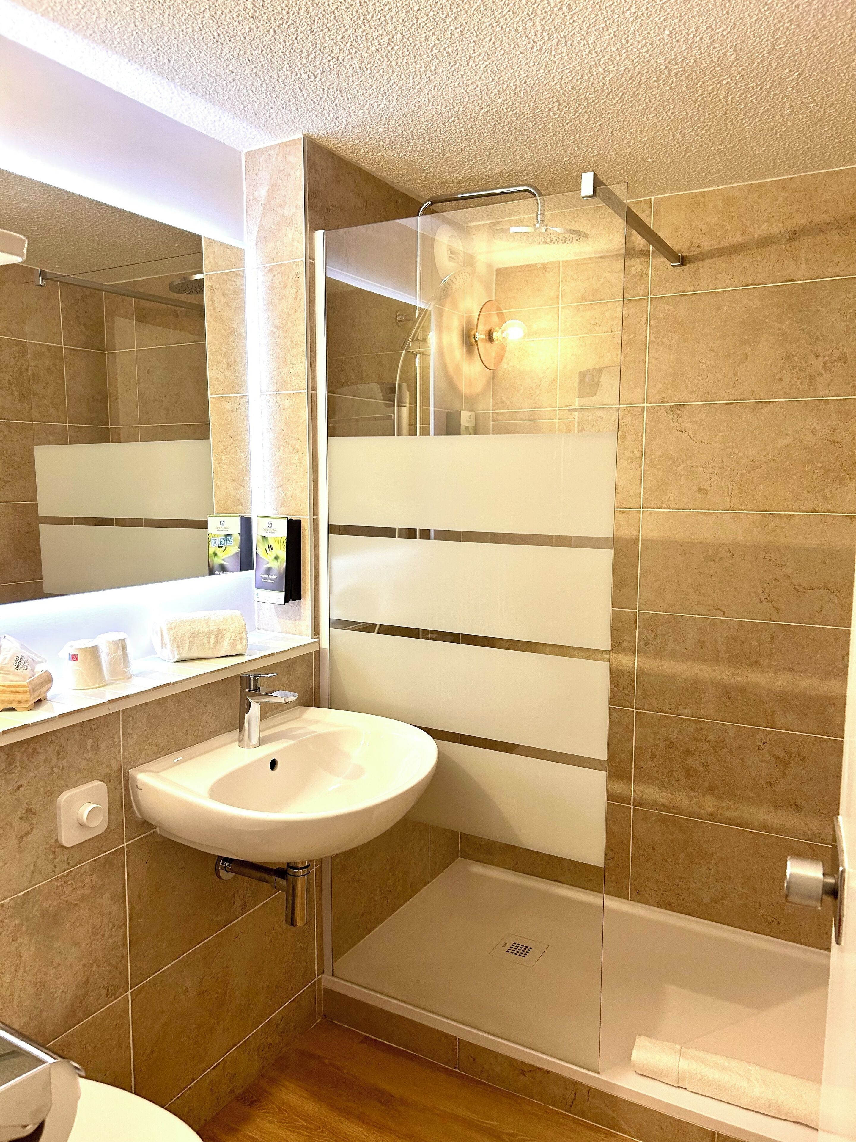 Een douche, een haardroger, handdoeken