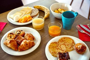 Tägliches Frühstücksbuffet (13 EUR pro Person)