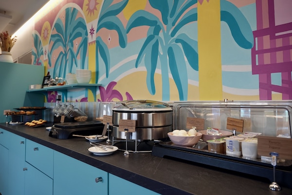 Phục vụ bữa sáng và bữa tối