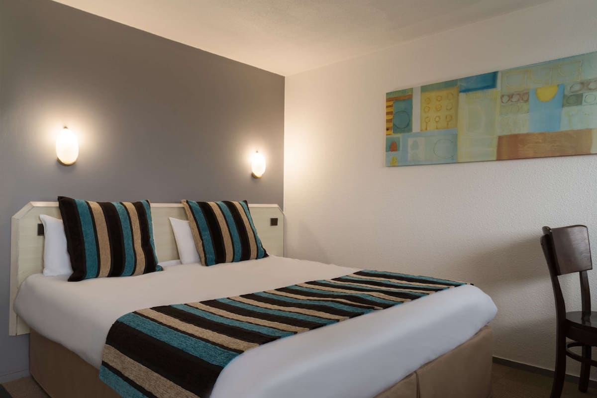 Standard Room, 1 Queen Bed, Non Smoking, Bathtub | Premium bedding, desk, blackout drapes, soundproofing