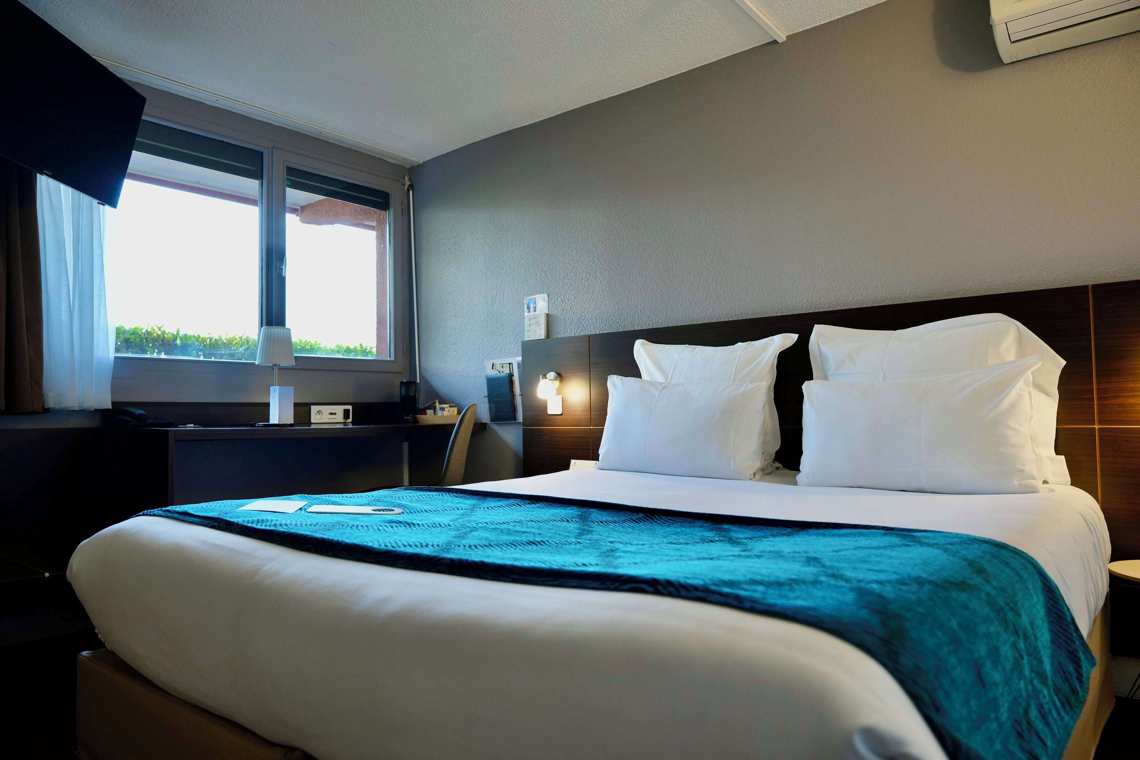 Peralatan tempat tidur premium, meja, langsir/tirai gelap terus 