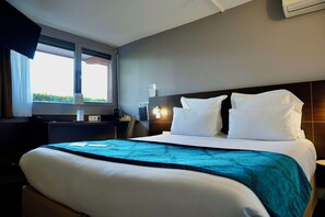 Hochwertige Bettwaren, Schreibtisch, Verdunkelungsvorhänge