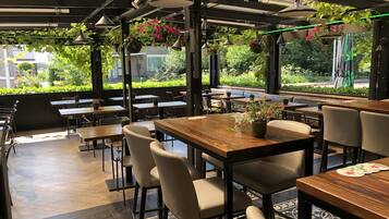 Sarapan dihidangkan, tempat makan di kawasan terbuka