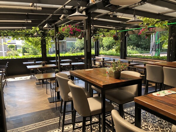 Breakfast, lunch, dinner served; alfresco dining - Hotel Chariot (Aalsmeer)