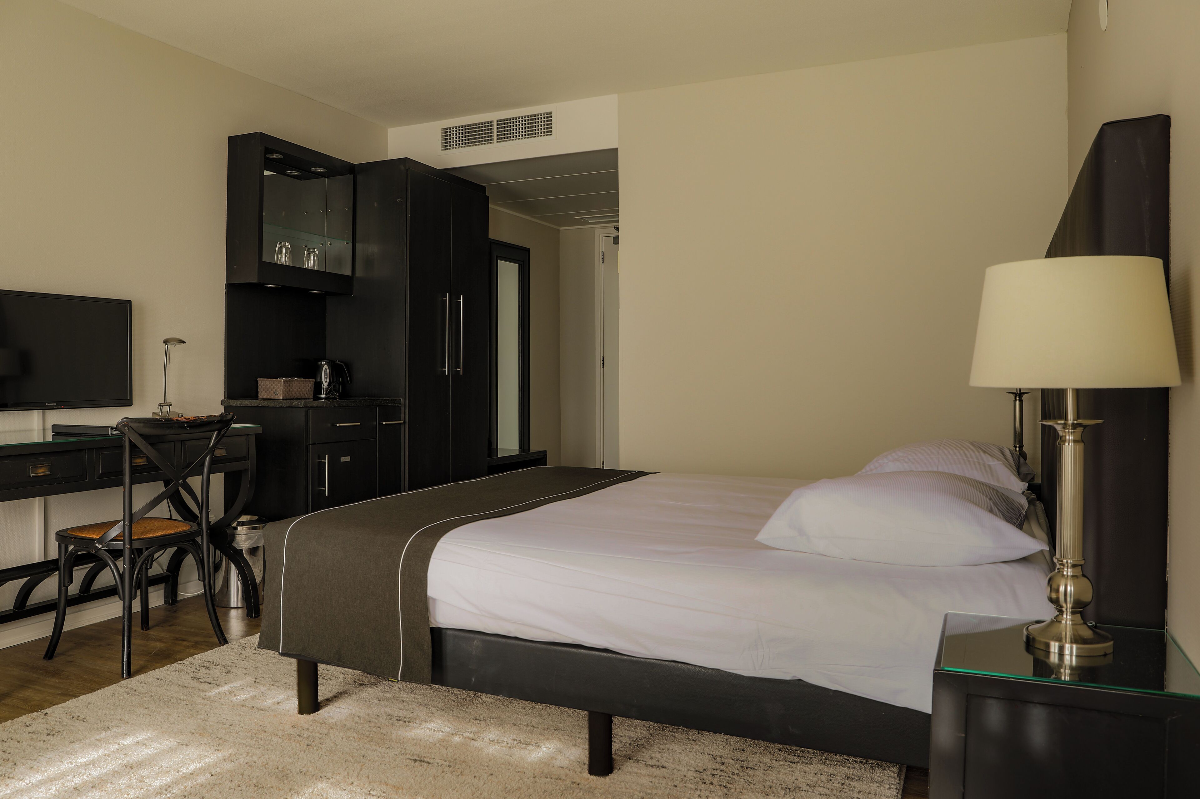 スタンダード ダブルルーム | セーフティボックス (室内)、客室ごとに異なるインテリア、デスク、ノートパソコン用作業スペース