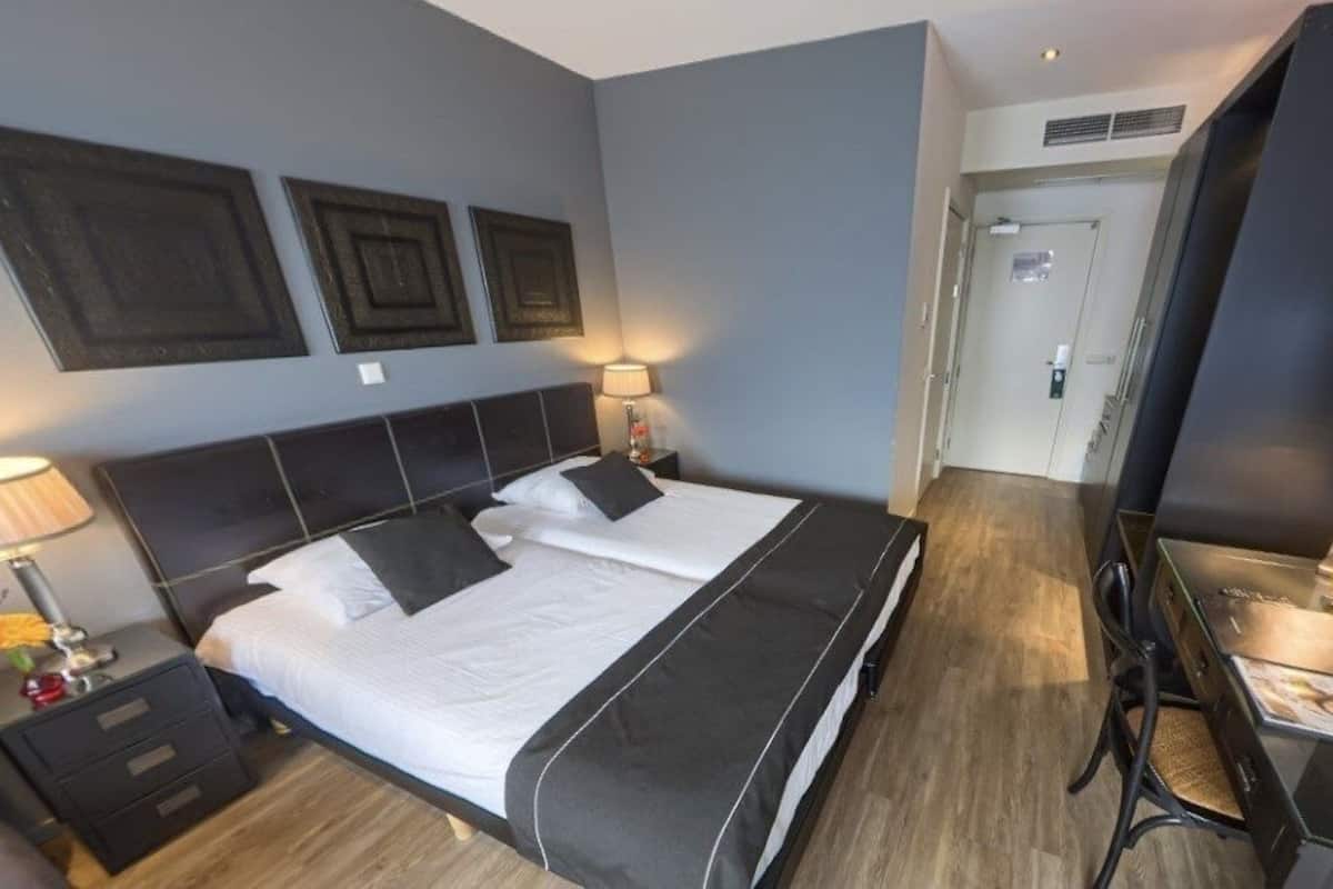 Standard Twin Room | In-room safe, individually furnished, desk, laptop workspace