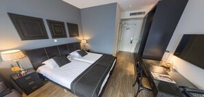 Standard Twin Room | In-room safe, individually furnished, desk, laptop workspace - Hotel Chariot (Aalsmeer)