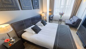 In-room safe, individually furnished, desk, laptop workspace - Hotel Chariot (Aalsmeer)