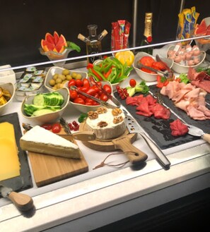 Daily buffet breakfast for a fee - Hotel Chariot (Aalsmeer)
