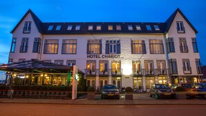 A hotel with a classic European architectural style, featuring a symmetrical facade, multiple windows, and a prominent entrance. - Hotel Chariot (Aalsmeer)
