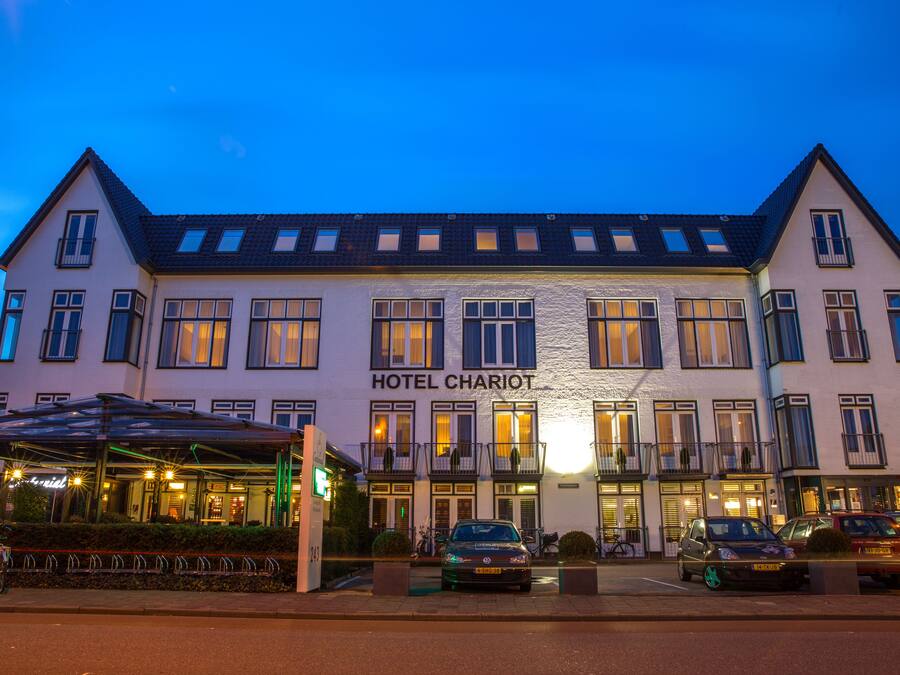 Voorkant accommodatie - avond/nacht