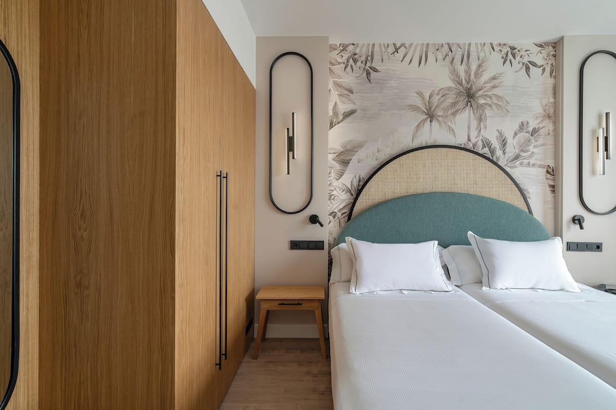 Sengetøy av topp kvalitet, dundyner, minibar og safe på rommet