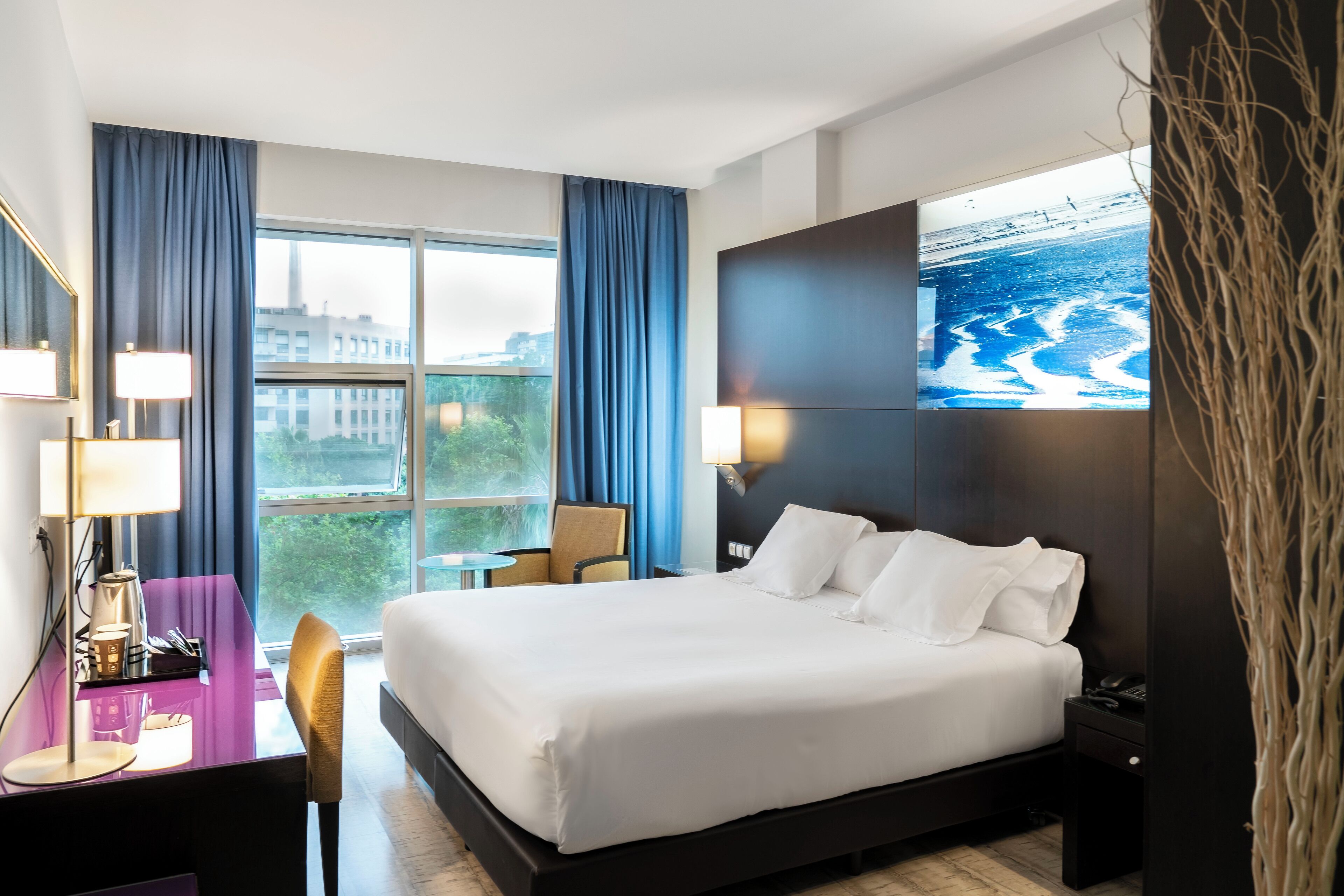 Sengetøy av topp kvalitet, dundyner, minibar og safe på rommet