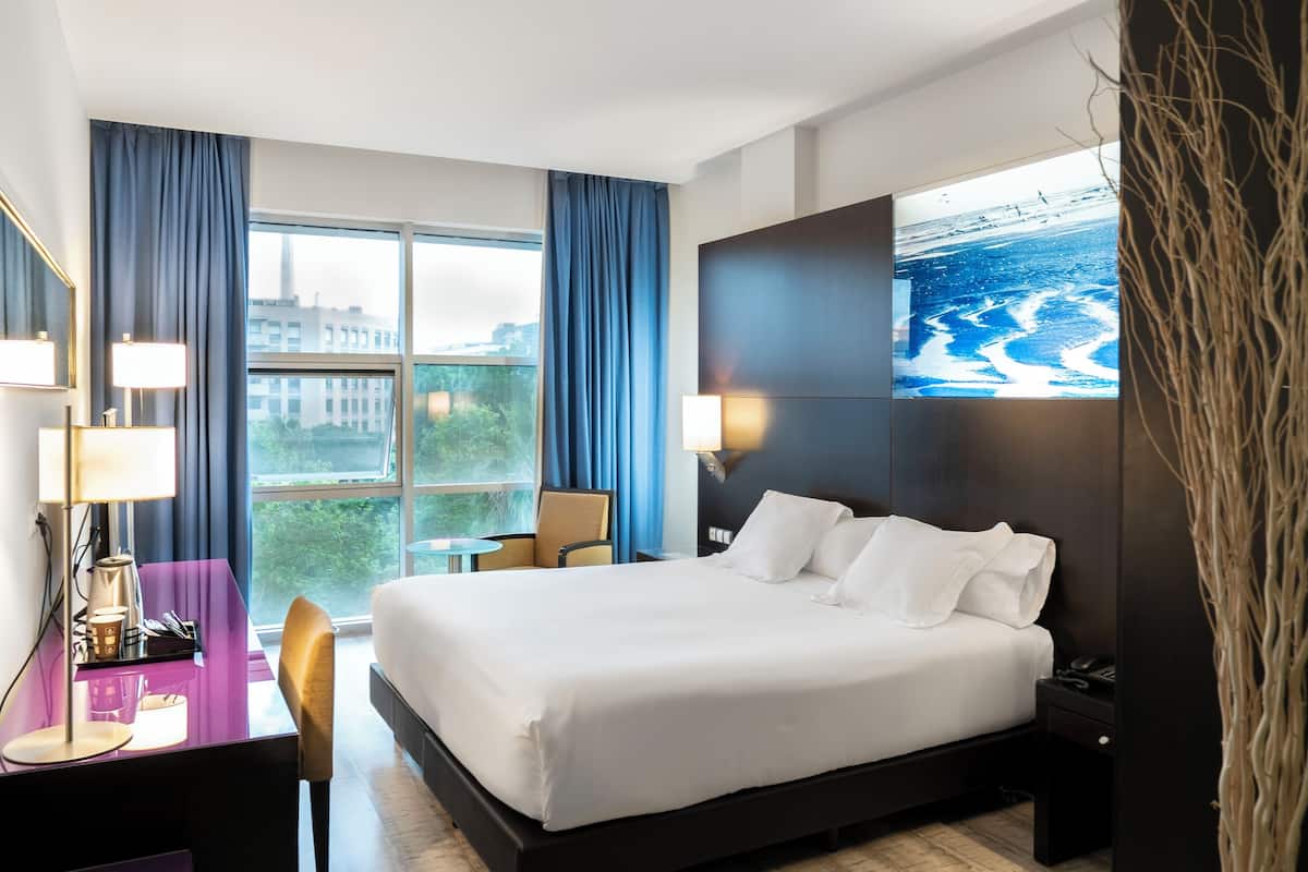 Sengetøy av topp kvalitet, dundyner, minibar og safe på rommet