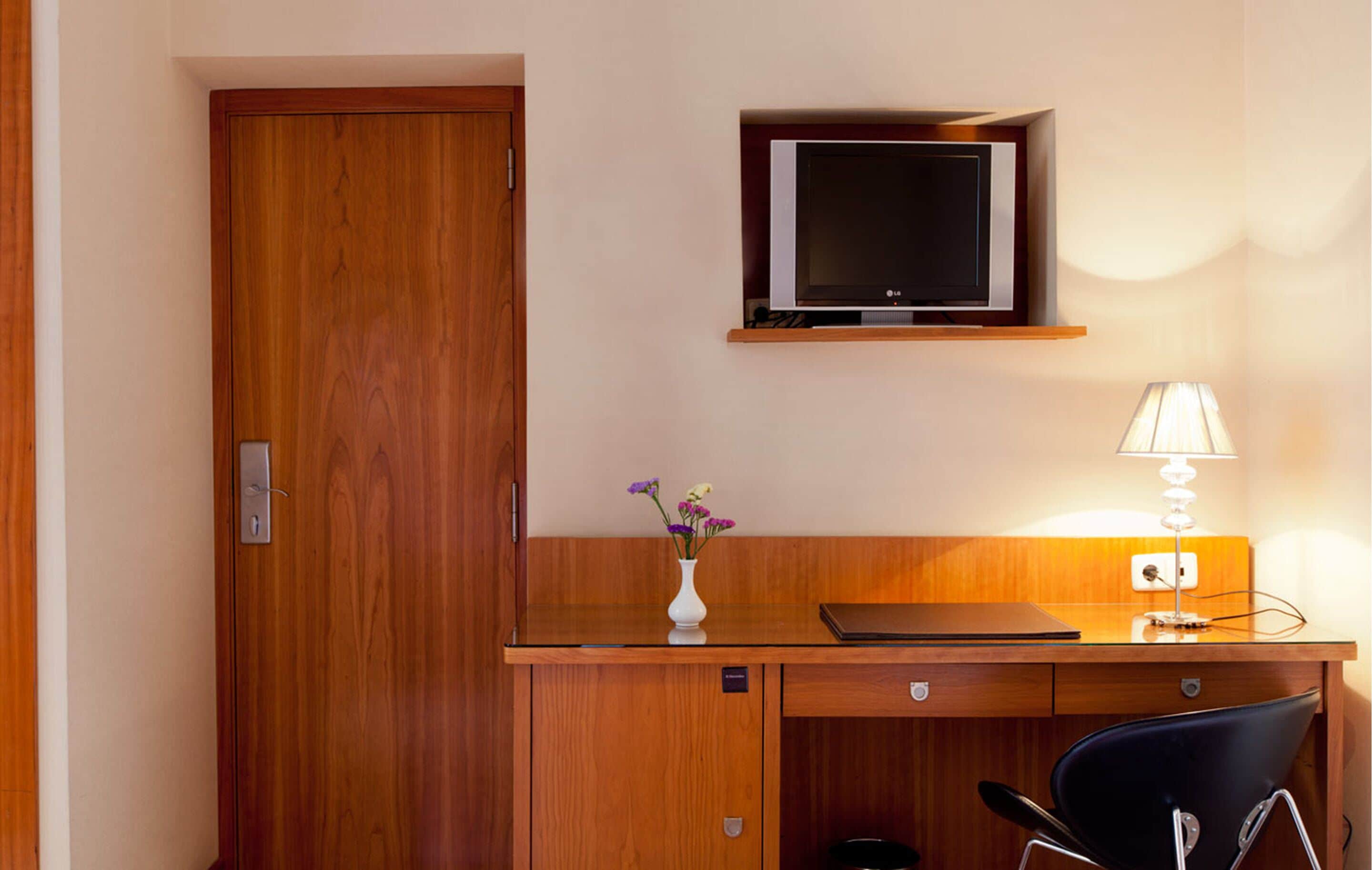 double room single use | down duvets, minibar, in-room safe, desk