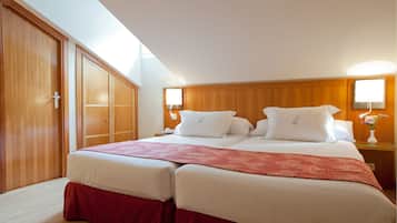 Habitació doble | Cobrellits, minibar, caixa forta a l'habitació i escriptori