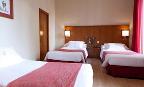 Down comforters, minibar, in-room safe, desk - Ateneo Hotel (Madrid)