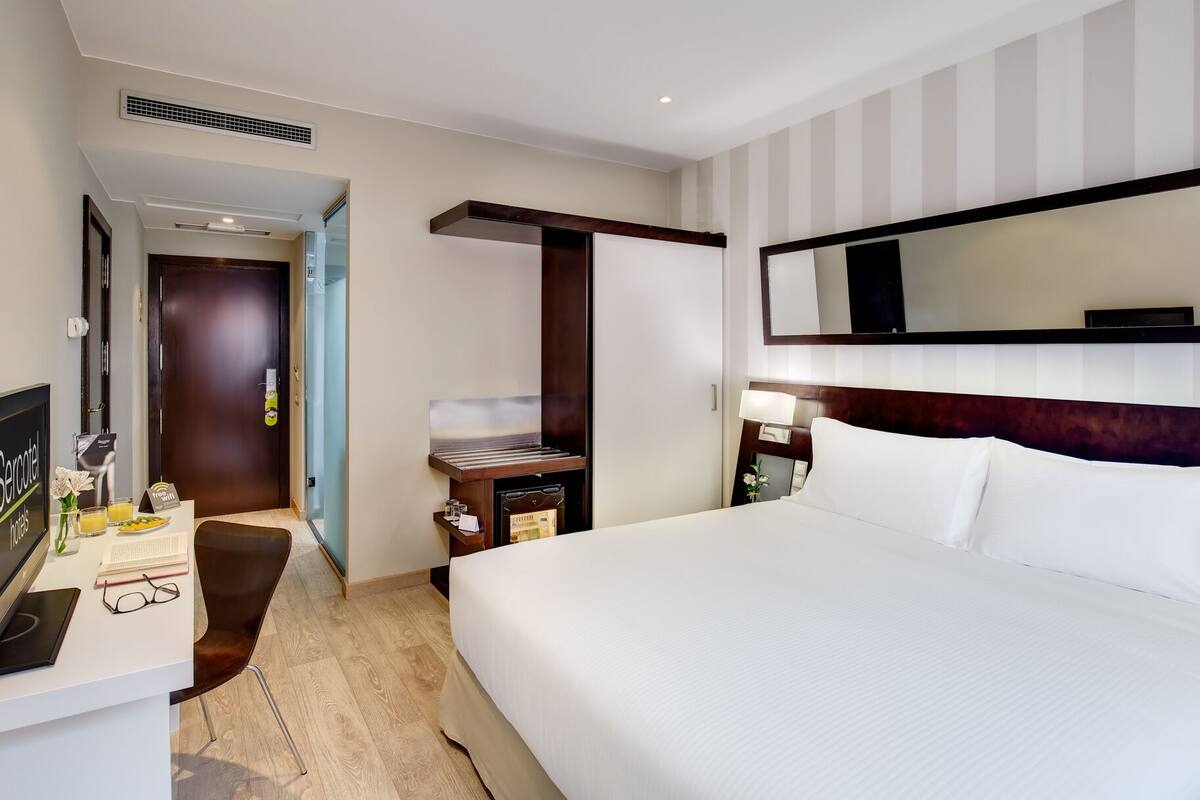 Chambre classique | Lit avec matelas en mousse à mémoire, minibar, coffre-fort