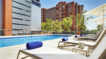 Een seizoensgebonden buitenzwembad