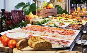 Se ofrece un desayuno bufé todos los días (por un coste adicional)