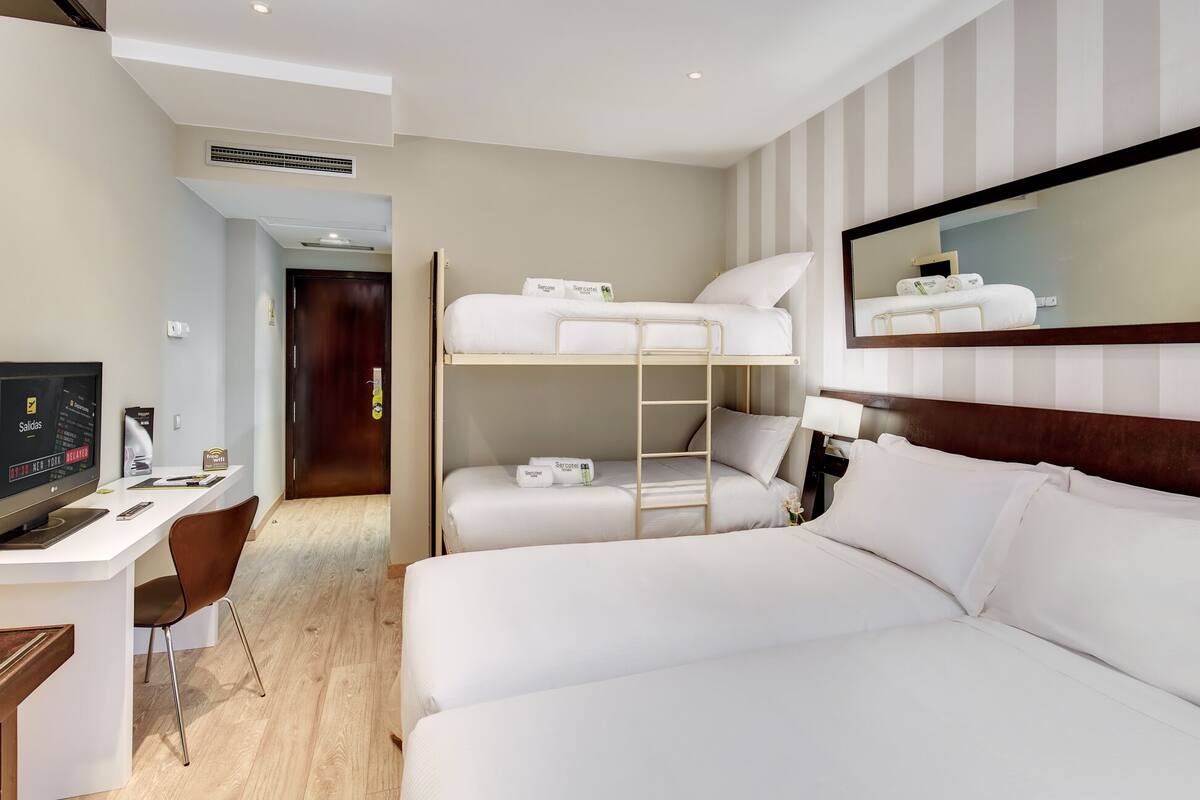 Lit avec matelas en mousse à mémoire, minibar, coffre-fort