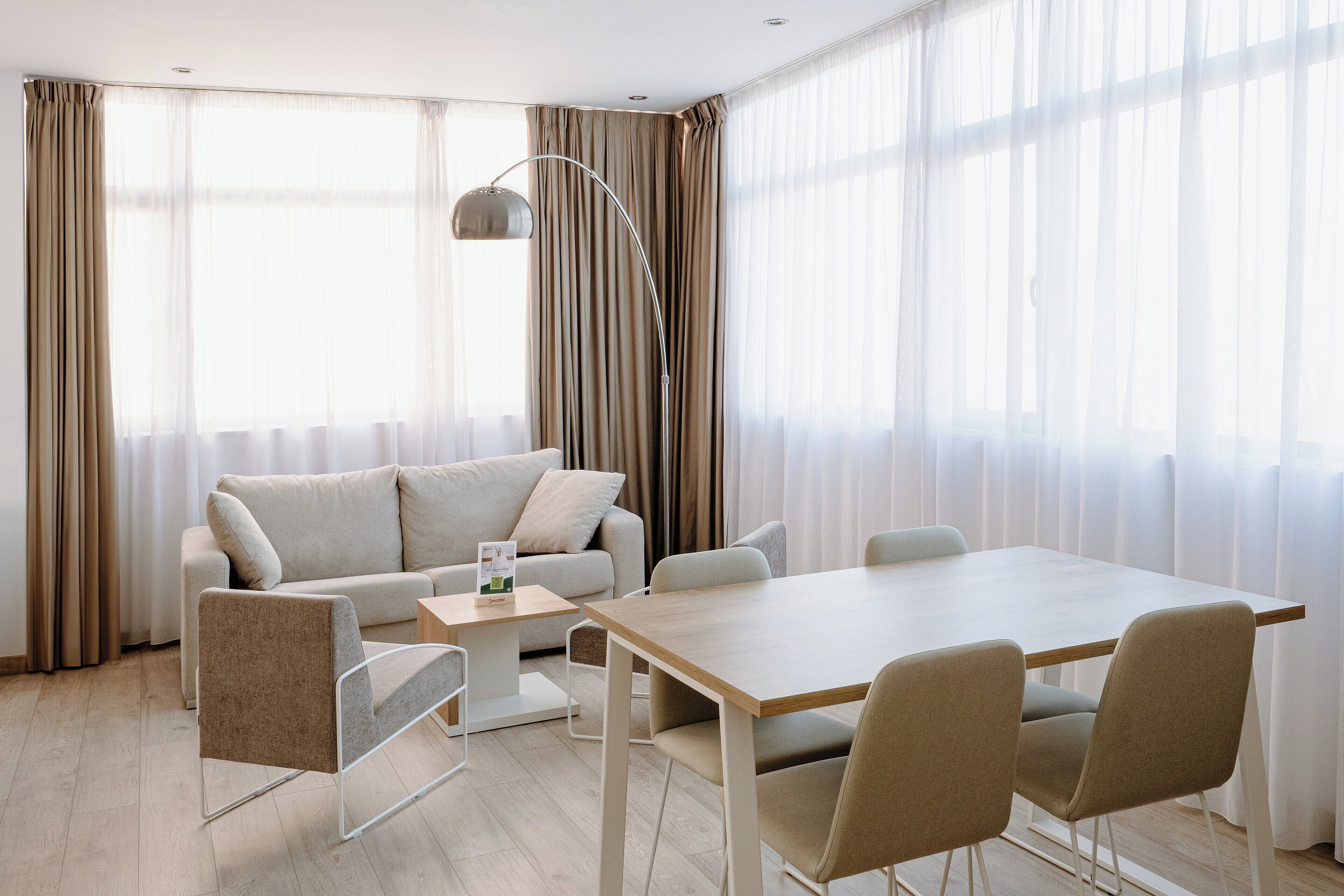 Colchones viscoelásticos, minibar, caja fuerte y escritorio