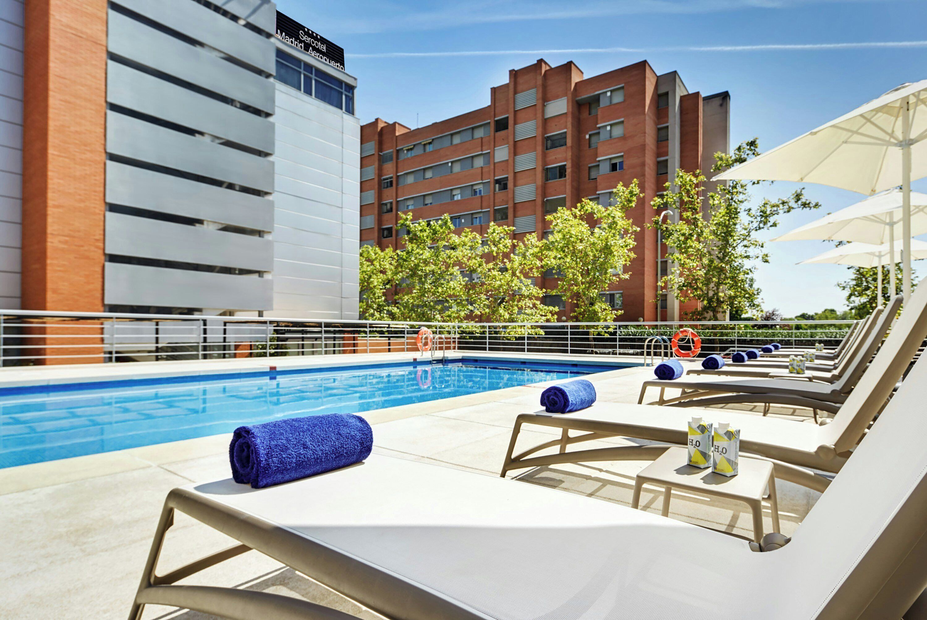 Una piscina al aire libre de temporada