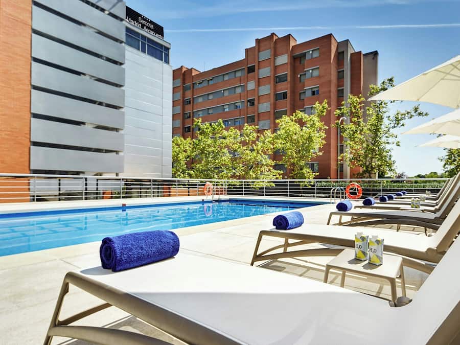 Una piscina al aire libre de temporada