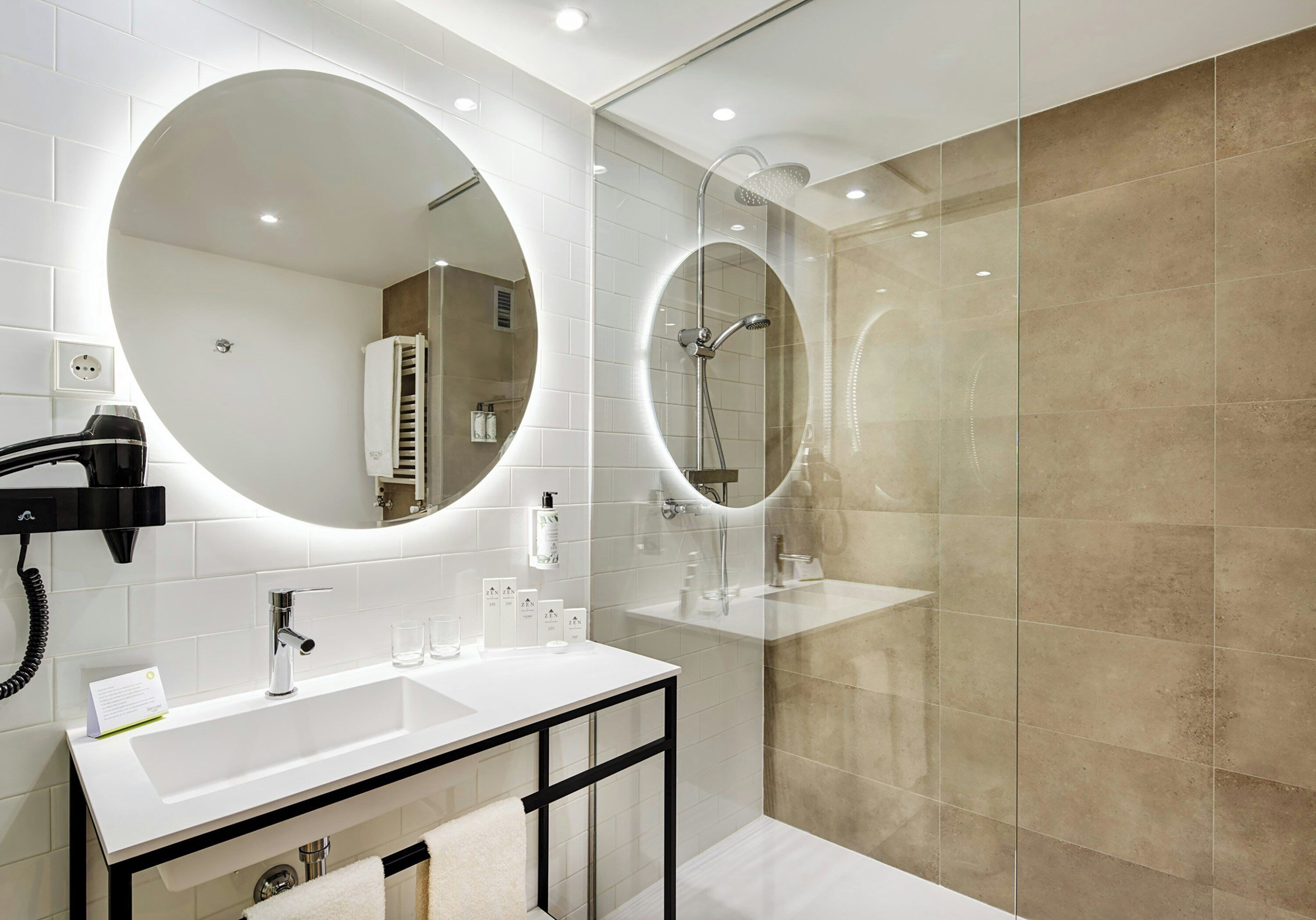 Shower, hydromassage showerhead, free toiletries, hair dryer