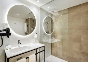 Shower, hydromassage showerhead, free toiletries, hair dryer