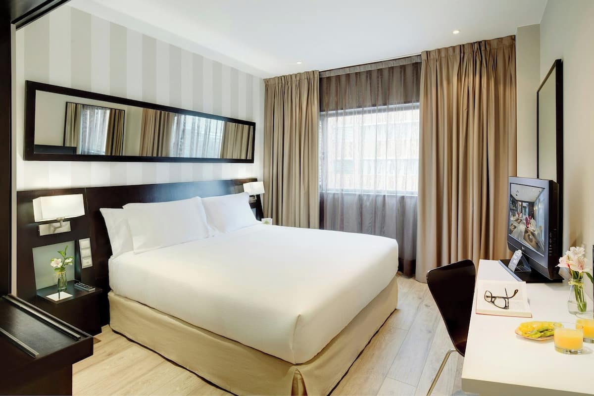 Chambre classique double | Lit avec matelas en mousse à mémoire, minibar, coffre-fort, bureau