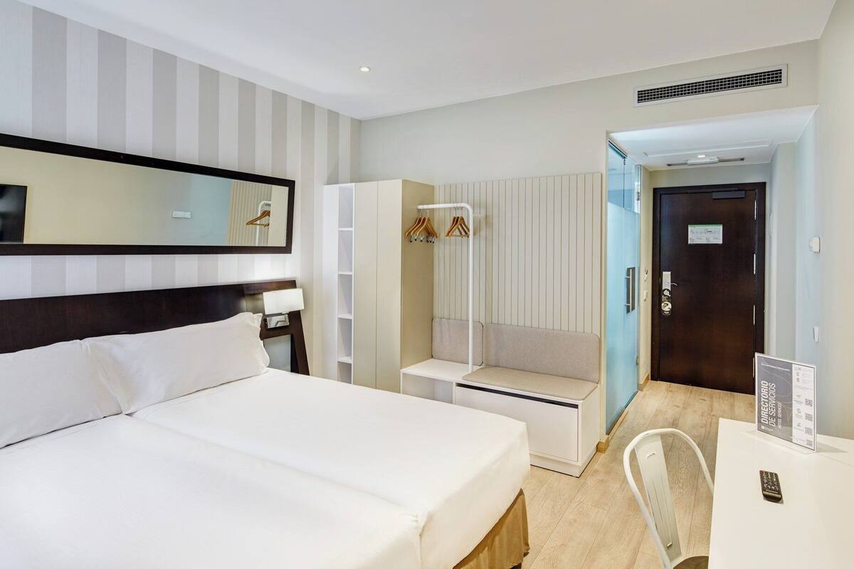 Chambre supérieure double | Lit avec matelas en mousse à mémoire, minibar, coffre-fort