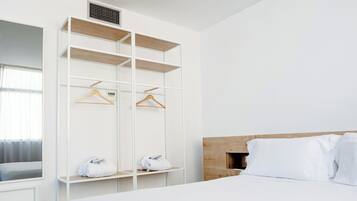 Bedden met traagschuimmatras, een minibar, een kluis op de kamer