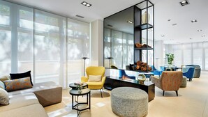 Un salon moderne comprenant un canapé, des fauteuils, une table basse et une cheminée.
