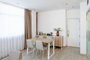 Colchones viscoelásticos, minibar, caja fuerte y escritorio