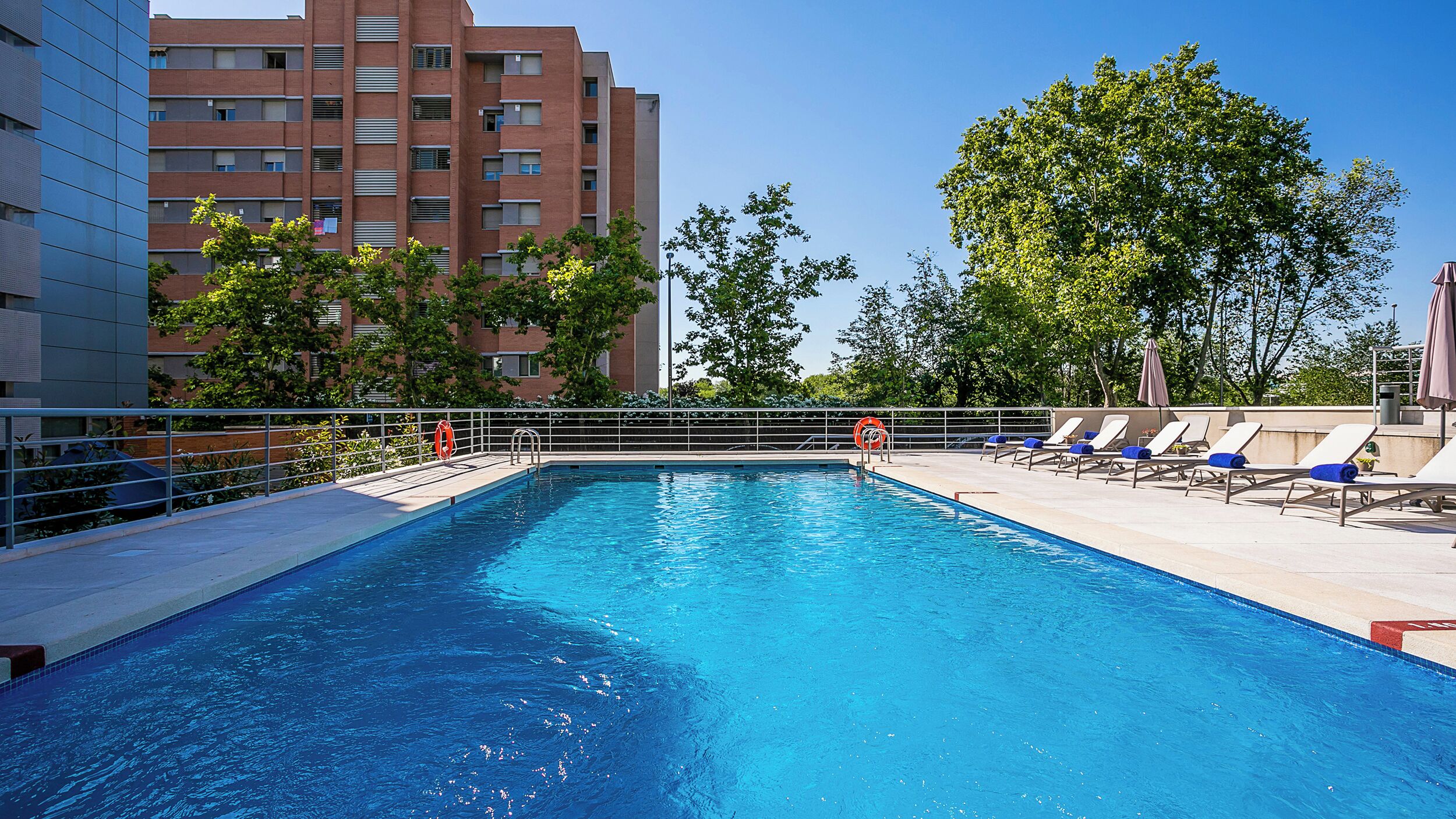 Een seizoensgebonden buitenzwembad