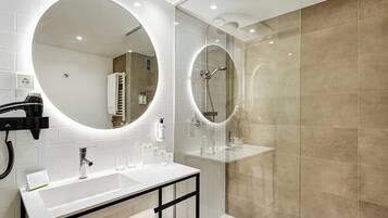 Superior tweepersoonskamer | Badkamer | Een douche, een hydromassagedouche, gratis toiletartikelen